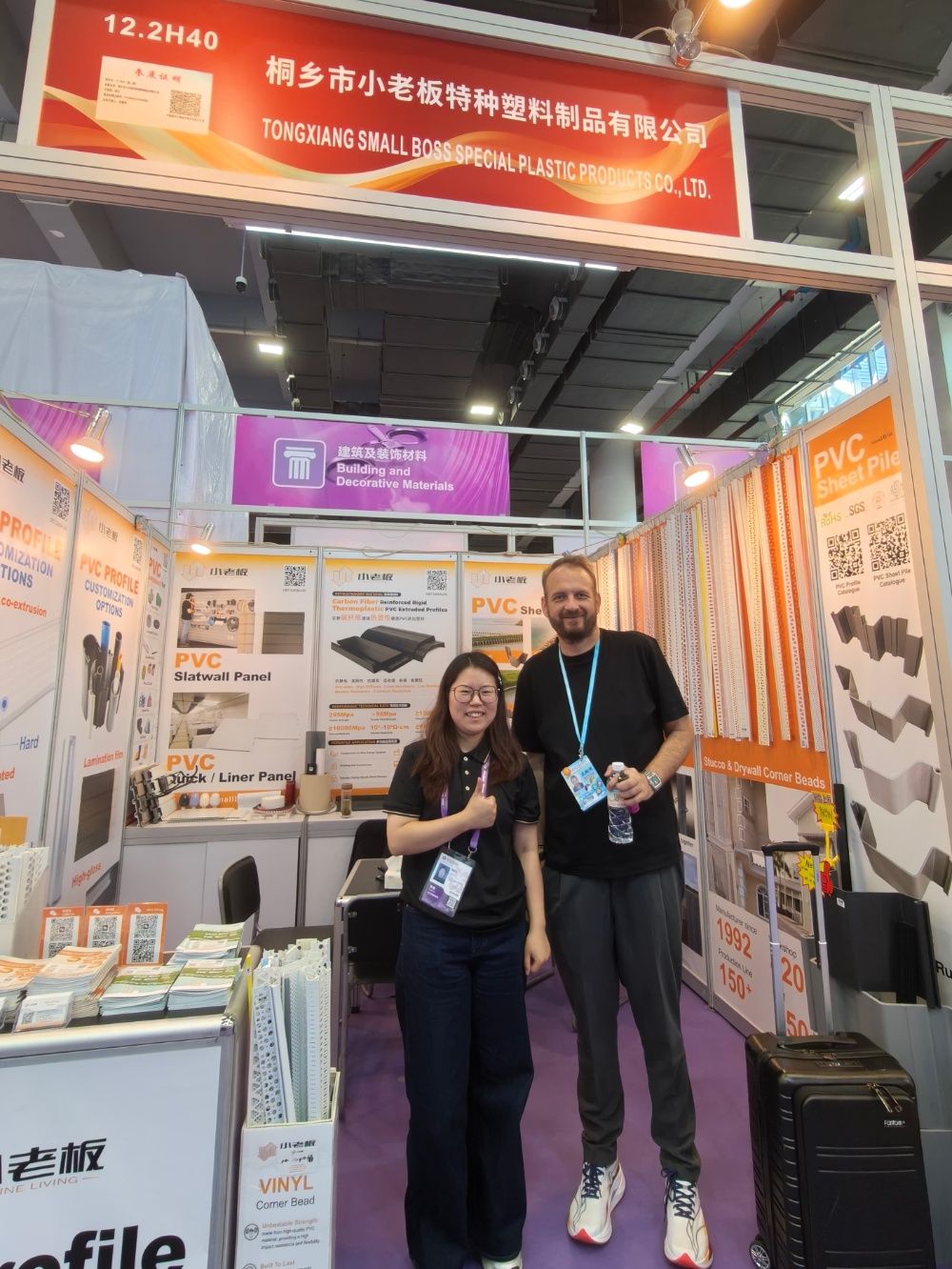 1793166697731118 Muestra de tablestaca de PVC reforzada con fibra de carbono en el stand de Small Boss
